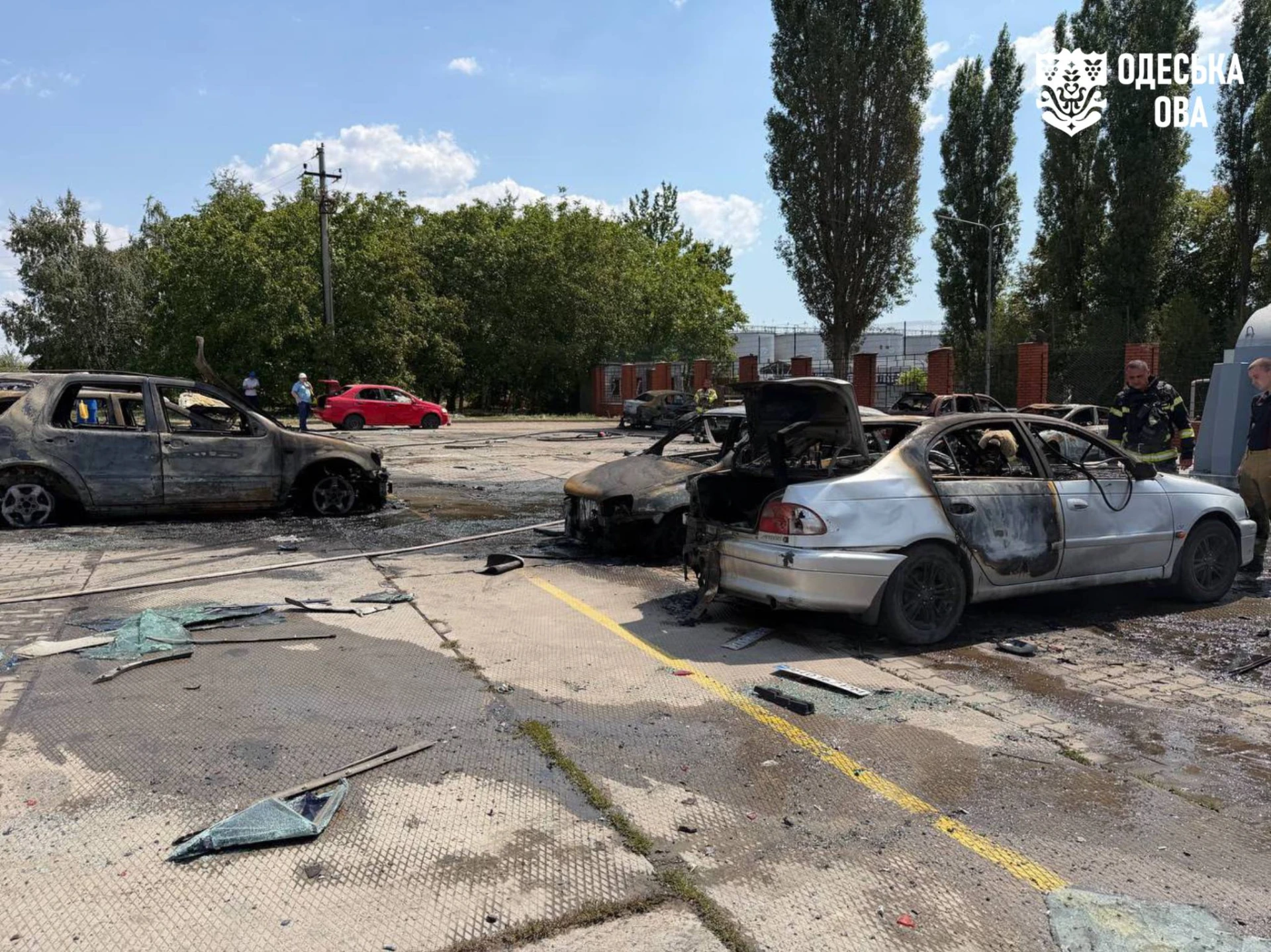 Удар дронів по підприємству на Одещині 5 серпня: загиблий, 13 поранених і згорілі авто