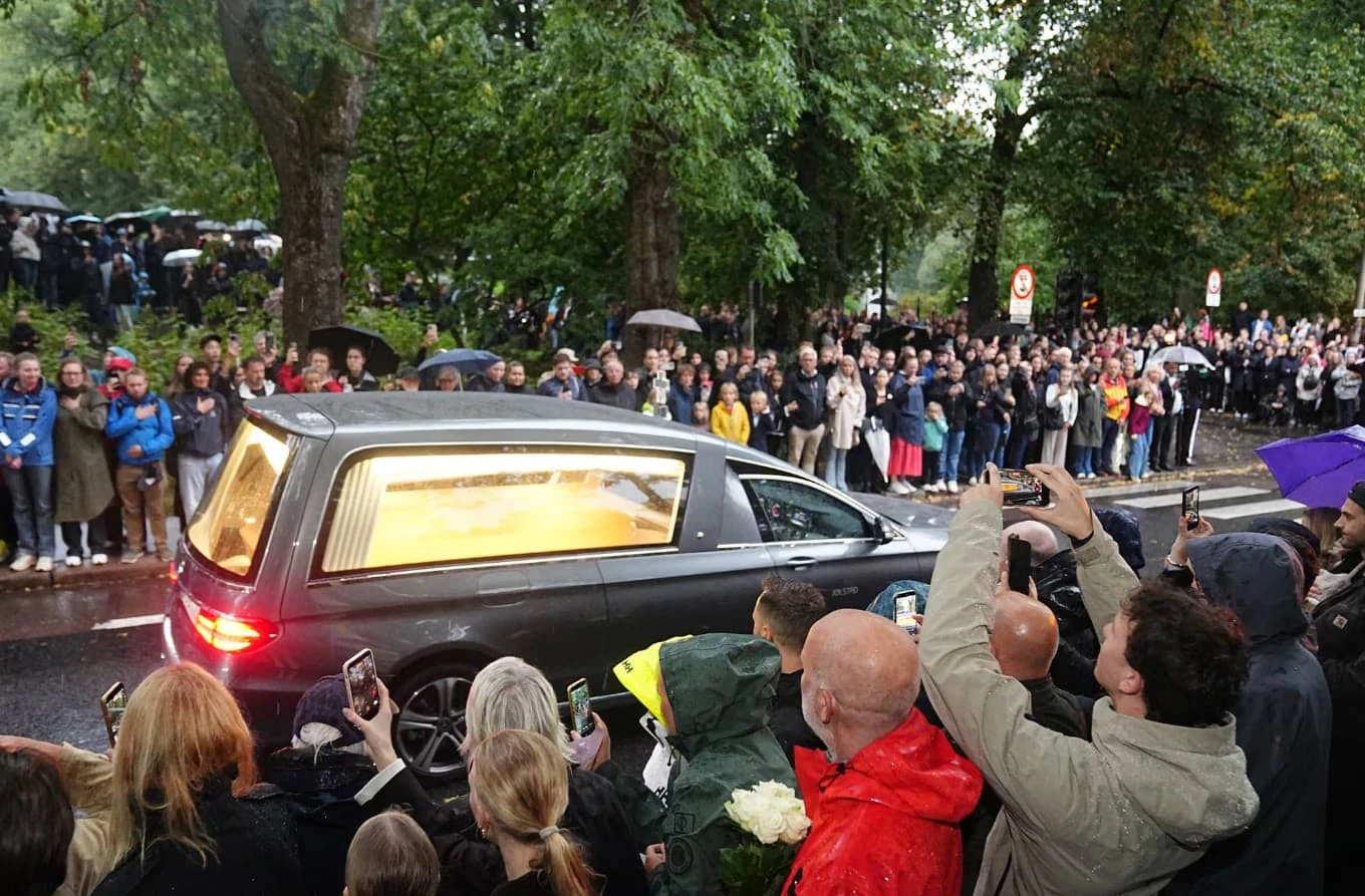Труну Гаральда V перевезли до королівського палацу в Осло під дощем