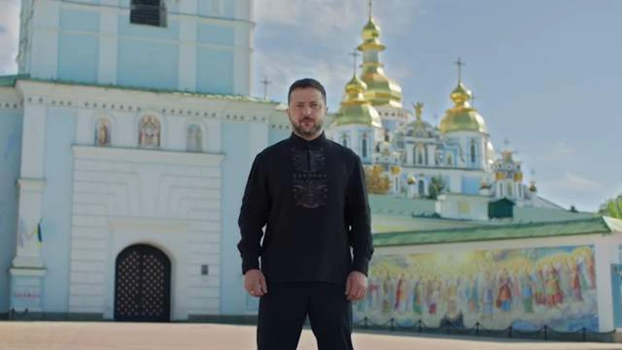 Зеленський у чорній вишиванці з геометричним орнаментом привітав українців із 35-річчям Незалежності
