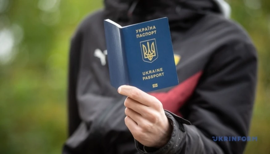 ДМС назвала причину тимчасового зупинення оформлення паспортів у вересні