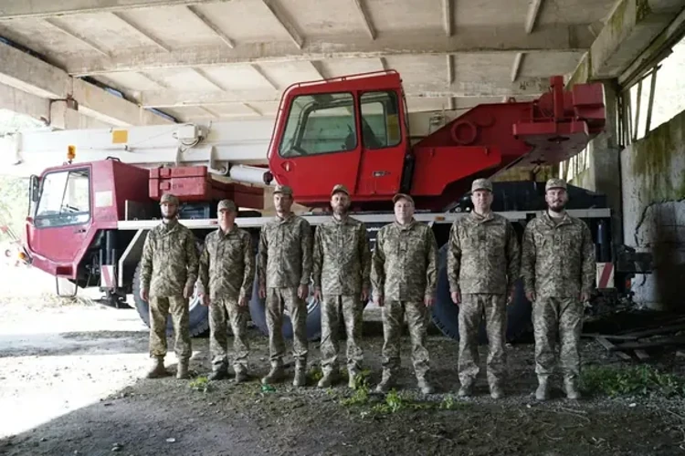 Тягач Volvo і 40-тонний кран передали 157-й механізованій бригаді